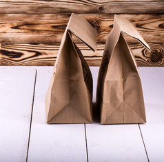 棕色（的）午餐袋白色木表格与剪裁路径棕色（的）午餐袋白色木表格