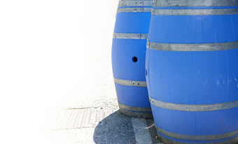 蓝色的<strong>酒桶</strong>与复制空间背景蓝色的<strong>酒桶</strong>与复制空间