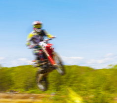 模糊的图像摩托车骑手在越野赛比赛的模糊的图像摩托车骑手在越野赛比赛