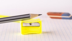 铅笔与铅笔卷笔刀和橡皮擦孤立的白色背景的铅笔与铅笔卷笔刀和橡皮擦孤立的白色背景