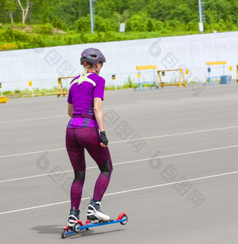 的女孩女运动员游乐设施的辊<strong>滑雪板</strong>的沥青女孩女运动员游乐设施的辊<strong>滑雪板</strong>的沥青