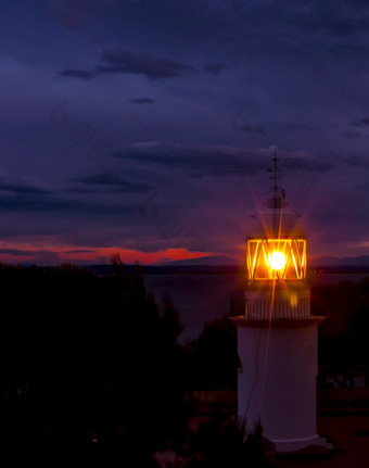 灯塔发光的黑暗晚上海岸西班牙的灯塔发光的黑暗晚上海岸西班牙