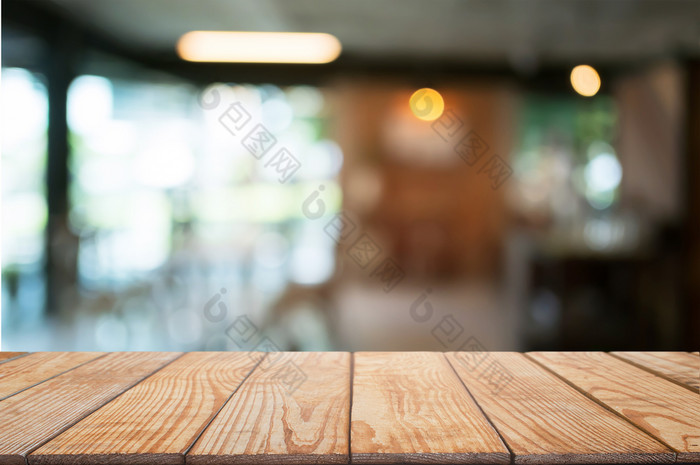 空木桌子上在模糊咖啡商店背景
