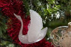 玻璃天鹅点缀挂圣诞节树美丽的关闭假期照片