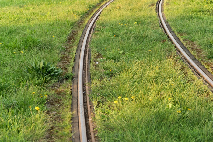 火车Rails公共运输跟踪覆盖草坪上现代电车辆路径摄影经典有轨电车钢道路工业城市运输基础设施曲线表面缆车铁路