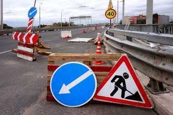警告路维修路迹象的修复的道路的修复的道路警告路维修路迹象