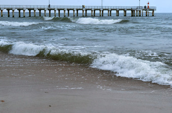 码头的海低波运行成的海海岸海波的海滩风暴的波罗的海海风暴的波罗的海海海波的海滩低波运行成的海海岸码头的海