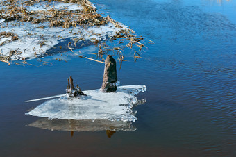 冰的春天的河早期春天的冰来了从的湖泊融化了冰的后代从的湖早期春天的冰来了从的湖泊冰的春天的河融化了冰的后代从的湖