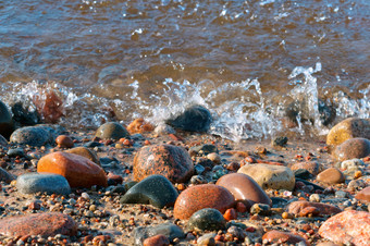 石头不同的<strong>大小</strong>和颜色海石头大和小石头从的海海石头大和小石头从的海石头不同的<strong>大小</strong>和颜色