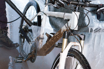 白色自行车脏与污垢脏白色自行车洗白色自行车从污垢脏白色自行车白色自行车脏与污垢洗白色自行车从污垢