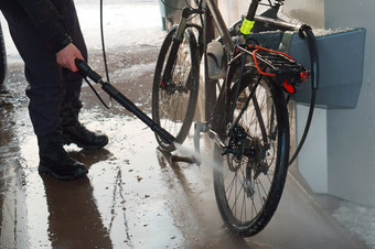 洗的自行车洗的自行车与软管下压力洗的自行车与软管下压力洗的自行车