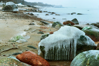 石头的冰的冰雪覆盖的海岩石岩石海海岸冬天的冰雪覆盖的海岩石岩石海海岸冬天