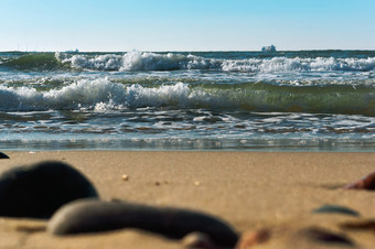 海石头和沙子海波滚动的海岸海波滚动的海岸海石头和沙子