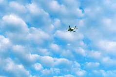 白色云的蓝色的天空飞机的天空飞机的天空白色云的蓝色的天空