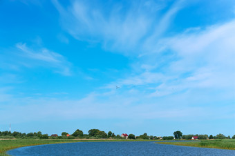 景观河和蓝色的天空背景<strong>白色</strong>云的天空背景<strong>白色</strong>云的天空景观河和蓝色的天空