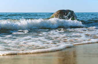 的海波支安打的海岸的波打破的沿海岩石的波打破的沿海岩石的海波支安打的海岸