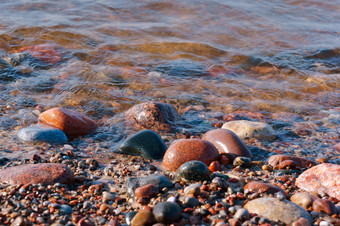 海彩色的石头岩石海滨<strong>海波</strong>和鹅卵石岩石海滨<strong>海波</strong>和鹅卵石海彩色的石头