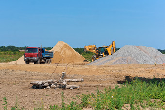卡车和挖掘机下一个桩沙子采石场沙子矿业采石场沙子矿业卡车和挖掘机下一个桩沙子