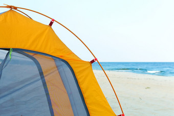 黄色的旅游<strong>帐篷帐篷</strong>站的沙子的海<strong>帐篷</strong>站的沙子的海黄色的旅游<strong>帐篷</strong>
