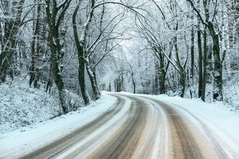 车跟踪覆盖与雪雪的高速公路雪的高速公路车跟踪覆盖与雪