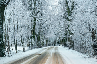 车跟踪覆盖与雪雪的高速公路雪的高速<strong>公路车</strong>跟踪覆盖与雪