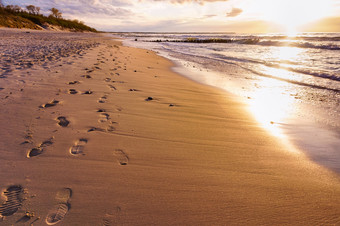 日落的海滨的足迹的沙子桑迪海滩的足迹的沙子桑迪海滩日落的海滨