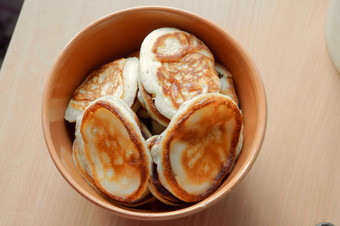 煎饼棕色（的）板美味的煎饼深碗美味的煎饼深碗煎饼棕色（的）板