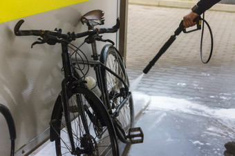 洗的自行车洗的自行车与软管下压力洗的自行车与软管下压力洗的自行车