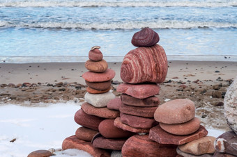 的海石头是堆放漂亮的Zen和和平的<strong>海滨</strong>金字塔石头金字塔石头的海石头是堆放漂亮的Zen和和平的<strong>海滨</strong>