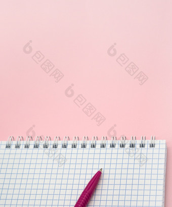 空白网纹表纸记事本和笔粉红色的粉红色的笔记事本春天螺旋螺旋检查表记事本和笔粉红色的粉红色的笔空白网纹表纸记事本春天螺旋螺旋检查表