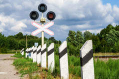红色的交通光的铁路穿越注意司机警告标志之前的铁路穿越红色的交通光的铁路穿越警告标志之前的铁路穿越注意司机