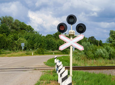 红色的交通光的铁路穿越注意司机警告标志之前的铁路穿越红色的交通光的铁路穿越警告标志之前的铁路穿越注意司机