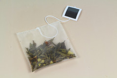 织物茶袋味绿色茶与标签茶袋与绿色茶