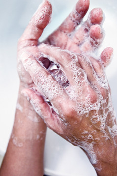 洗手男人。洗他的手下的利用与肥皂和水男人。冲洗他的手下流动水洗手男人。洗他的手下的利用与肥皂和水