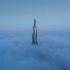 的前的摩天大楼以上的雾雾在的城市前的摩天大楼以上的雾雾在的城市