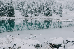 镜子表面的冬天湖与山范围第一个雪的山旅行的国家公园的阿尔泰山