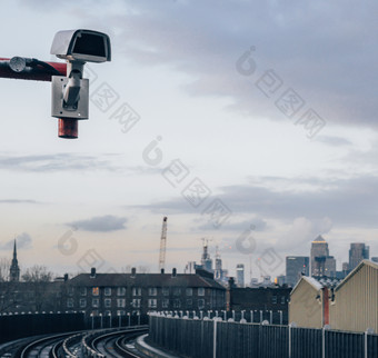 中央电视台相机与金丝雀码头伦敦英格兰的背景反乌托邦的主题中央电视台相机与金丝雀码头伦敦英格兰的背景反乌托邦的主题