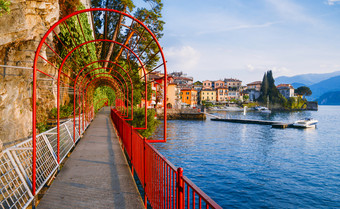 红色的花园拱海岸线领先的对的美丽的和历史城市瓦伦纳的边缘湖作为的北部意大利地区伦巴第红色的花园拱海岸线领先的对的美丽的和历史城市瓦伦纳的边缘湖作为的北部意大利地区伦巴第