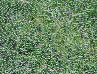 破碎的挡风玻璃玻璃绿色背景破碎的挡风玻璃玻璃绿色背景