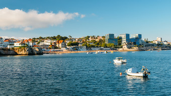 <strong>海边城市</strong>景观管理葡萄牙湾与船和公共和拥挤的公共海滩在夏天<strong>海边城市</strong>景观管理葡萄牙湾在夏天