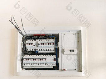 电路断路器塑料盒子墙与电线挂出和不插电电路断路器塑料盒子墙与电线挂出和不插电