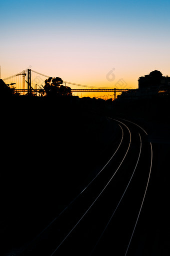 轮廓背光4月桥里斯本葡萄牙日落与火车跟踪<strong>前景</strong>轮廓背光4月桥里斯本葡萄牙日落与火车跟踪<strong>前景</strong>