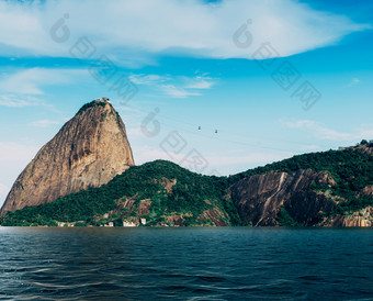 数字复合淹没了圆锥形的帽子山里约1月巴西全球气候变暖不断上升的海水平环境损害概念数字复合淹没了圆锥形的帽子山里约1月巴西