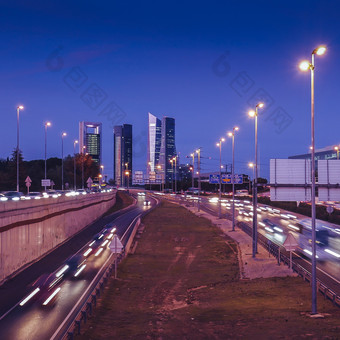 长曝光重通勤高速公路交通看对的四托雷斯业务区马德里西班牙长曝光重通勤高速公路交通看对的四托雷斯业务区马德里西班牙