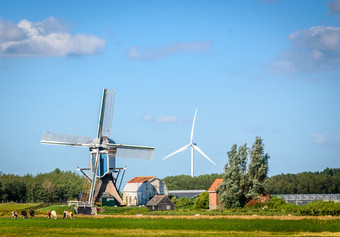 古董风车和现代风涡轮的荷兰古董风车和现代风涡轮的荷兰