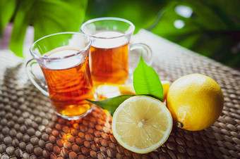 水果茶使从柠檬有机茶新鲜的柠檬水果整个和一半自然热带背景