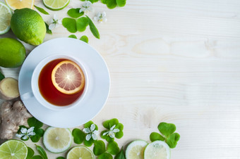 白色杯与茶绿色黑色的Herbal茉莉花茶与柠檬和姜背景与空间为文本茶主题