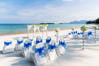 的装饰海滩婚礼聚会地点白色和蓝色的主题的全景海洋视图的背景周围之前日落寒岛泰国海滩婚礼聚会地点户外与的海洋背景KOH寒泰国