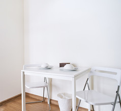 白色表格集与折叠椅子现代厨房概念为公寓室内装饰