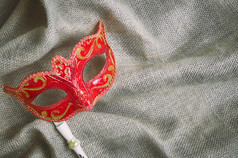 特写镜头红色的狂欢节面具威尼斯面具歌剧面具与白色木处理的粗麻布麻布幻想概念照片展位道具